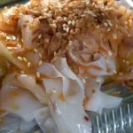 Ci cong fan, kulit tepung beras gulung bersaus dengan taburan wijen, dalam wadah plastik