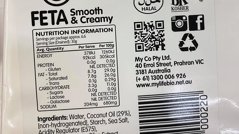 Kemasan keju feta buatan Australia yang memuat logo halal berkaligrafi Arab dan logo kosher di sebelah tabel informasi nilai gizi
