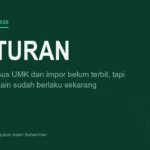 Kartu bertuliskan dua aturan yang sudah berlaku untuk UMK dan produk impor, latar hijau tua