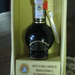Botol kaca gelap Aceto Balsamico Tradizionale di Modena berlabel logam di dalam kotak kemasan krem bersegel