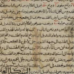 Halaman naskah Arab tulisan tangan dengan tinta hitam dan tanda merah di kertas yang menguning