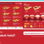 Poster menu Reddog berisi foto hotdog Korea di atas papan kayu dan empat cup topokki, dengan teks Apakah halal dan kotak putih bertuliskan belum bersertifikat halal